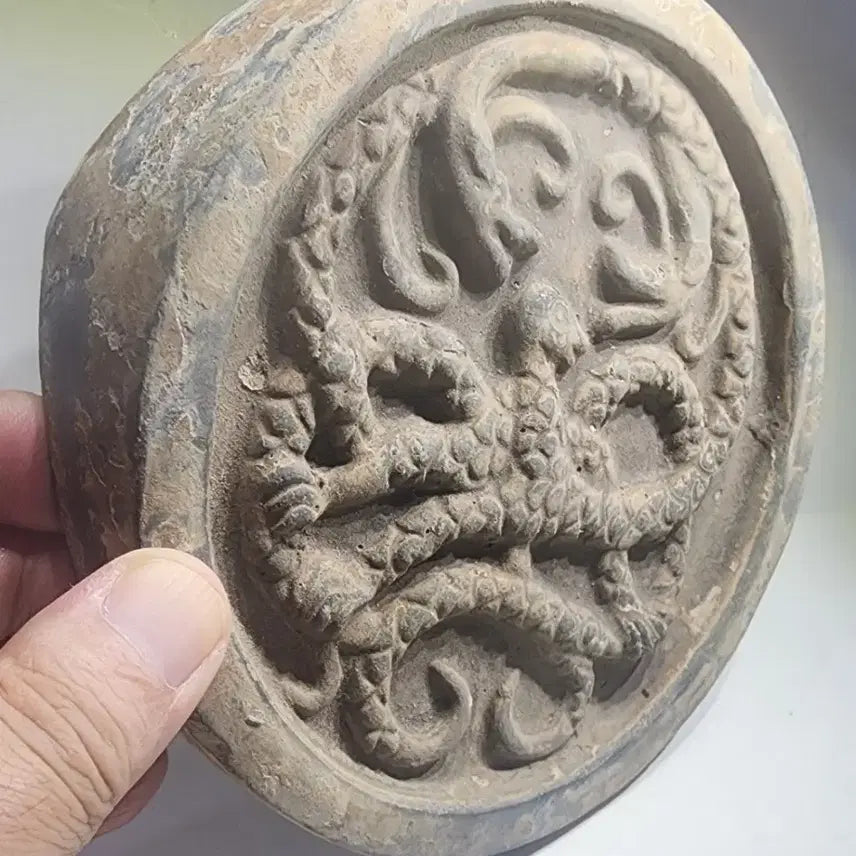 [BUNJANG] Antique Tile with Snake Relief / 뱀이 양각되어진 특이한앤틱와당