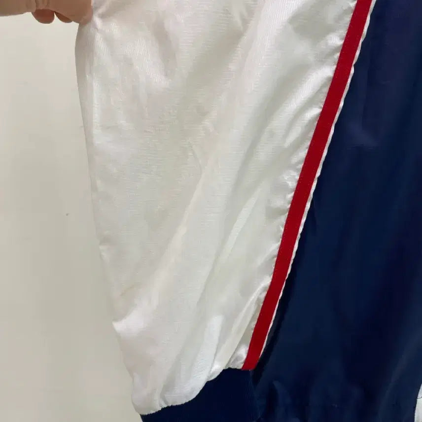 [SOLD OUT] [엄브로] V넥 바스락 맨투맨 (90사이즈)