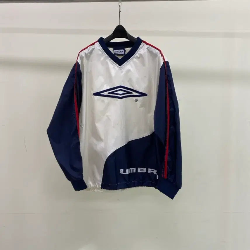 [BUNJANG] Umbro V-Neck Lightweight Sweatshirt (Size 90) / [엄브로] V넥 바스락 맨투맨 (90사이즈)