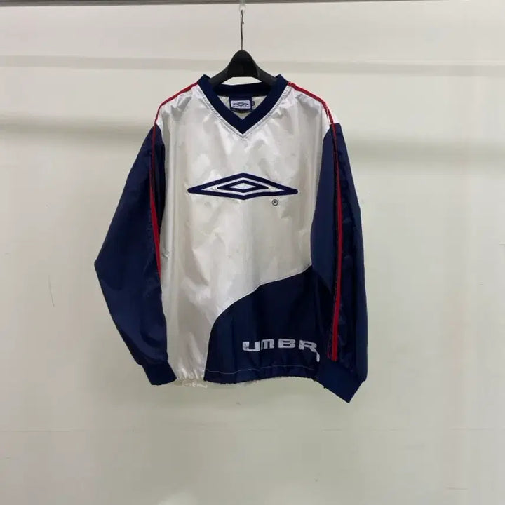 [BUNJANG] Umbro V-Neck Lightweight Sweatshirt (Size 90) / [엄브로] V넥 바스락 맨투맨 (90사이즈)