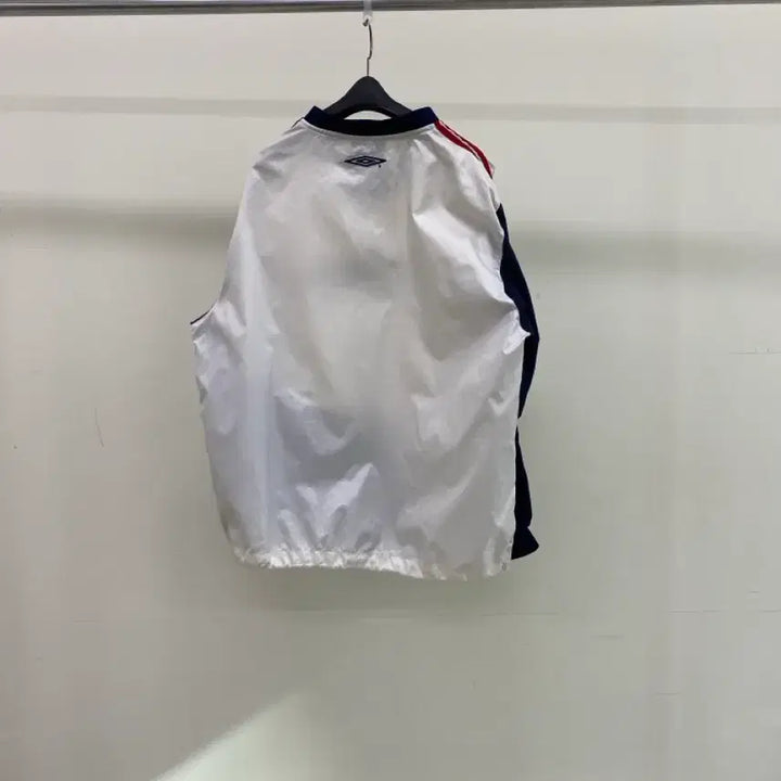 [BUNJANG] Umbro V-Neck Lightweight Sweatshirt (Size 90) / [엄브로] V넥 바스락 맨투맨 (90사이즈)