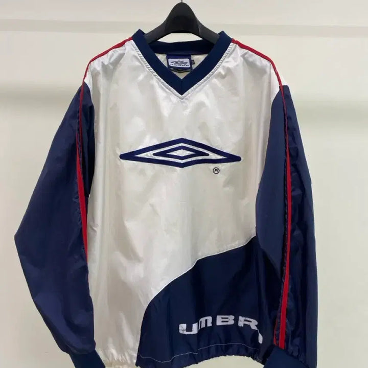 [BUNJANG] Umbro V-Neck Lightweight Sweatshirt (Size 90) / [엄브로] V넥 바스락 맨투맨 (90사이즈)