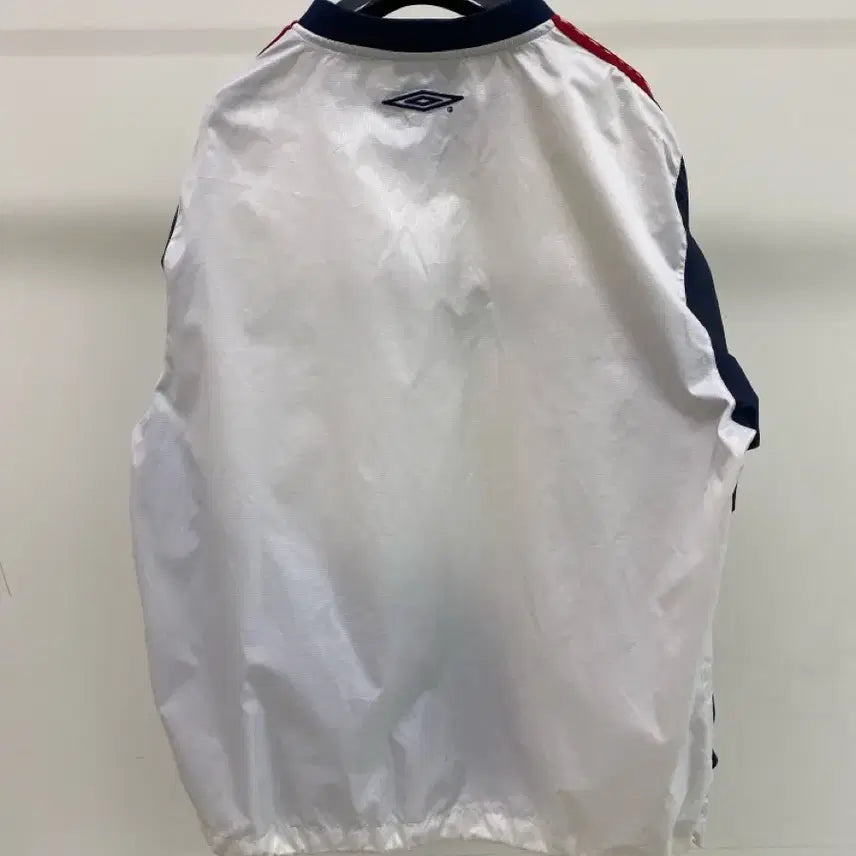 [BUNJANG] Umbro V-Neck Lightweight Sweatshirt (Size 90) / [엄브로] V넥 바스락 맨투맨 (90사이즈)
