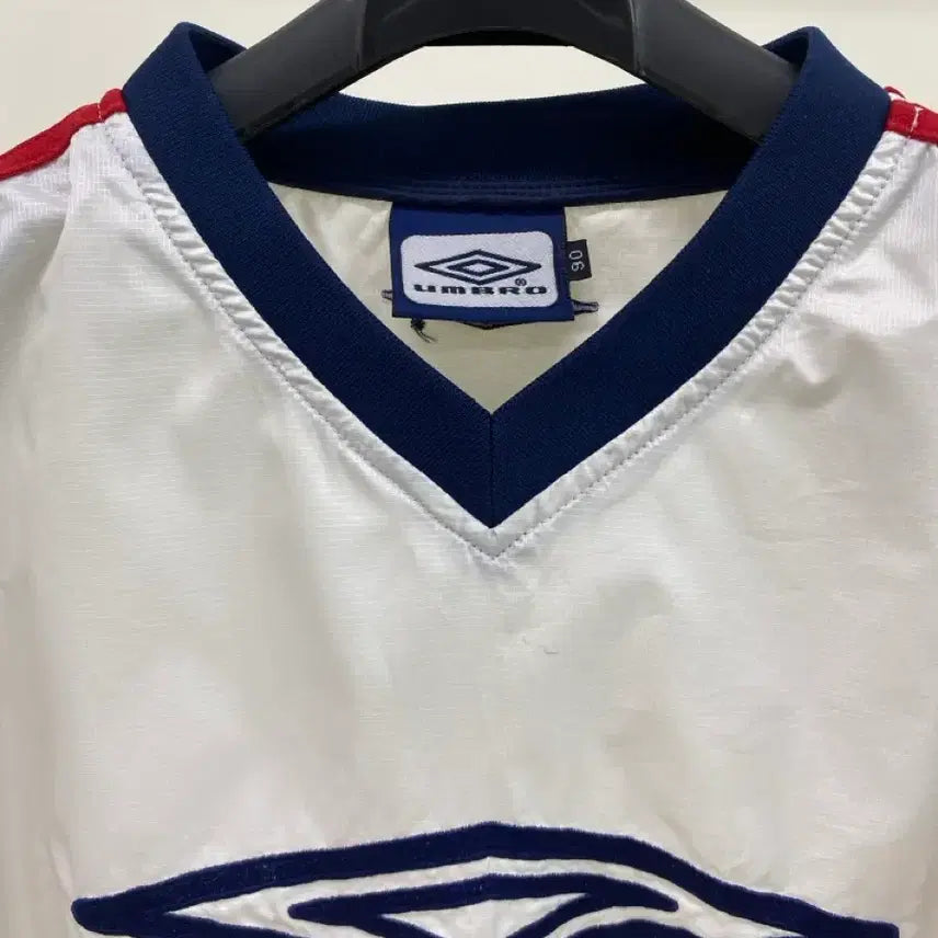 [BUNJANG] Umbro V-Neck Lightweight Sweatshirt (Size 90) / [엄브로] V넥 바스락 맨투맨 (90사이즈)