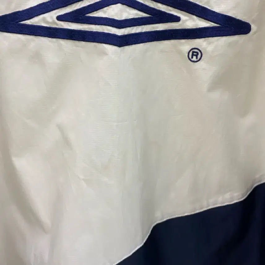 [BUNJANG] Umbro V-Neck Lightweight Sweatshirt (Size 90) / [엄브로] V넥 바스락 맨투맨 (90사이즈)