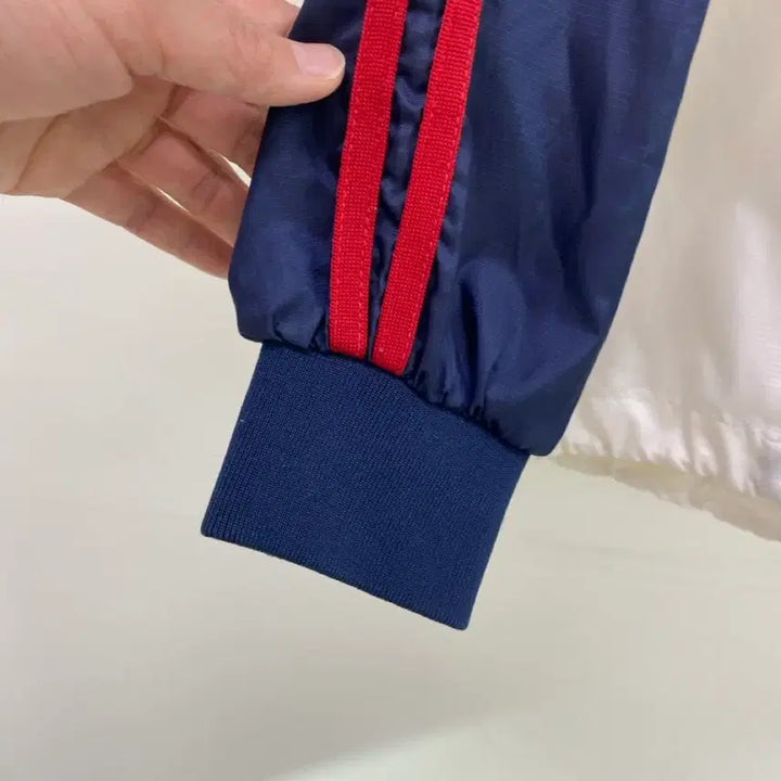 [BUNJANG] Umbro V-Neck Lightweight Sweatshirt (Size 90) / [엄브로] V넥 바스락 맨투맨 (90사이즈)