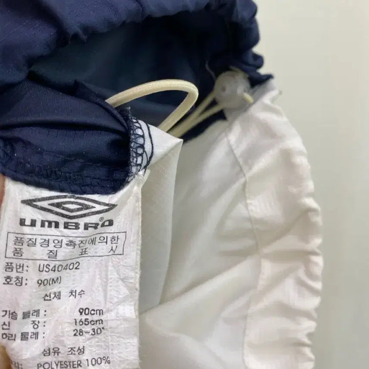 [BUNJANG] Umbro V-Neck Lightweight Sweatshirt (Size 90) / [엄브로] V넥 바스락 맨투맨 (90사이즈)