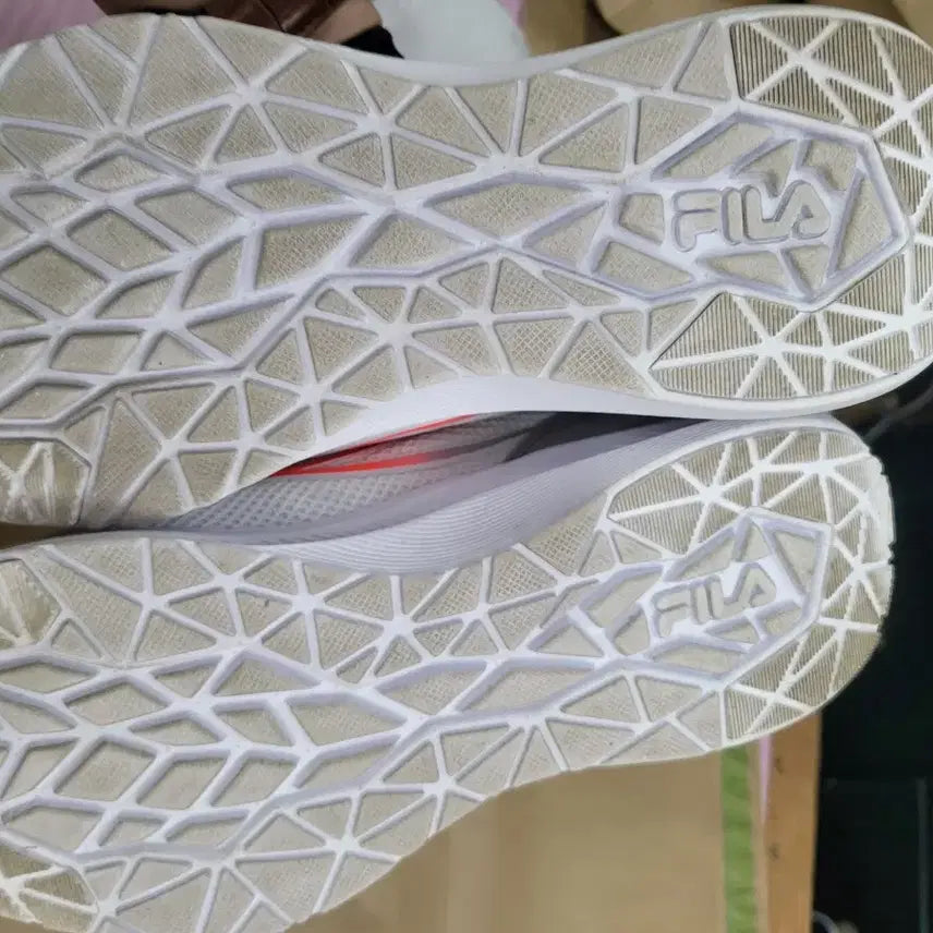 [BUNJANG] Fila White Mesh Sneakers / 휠라 흰색 메쉬 운동화 형광끈