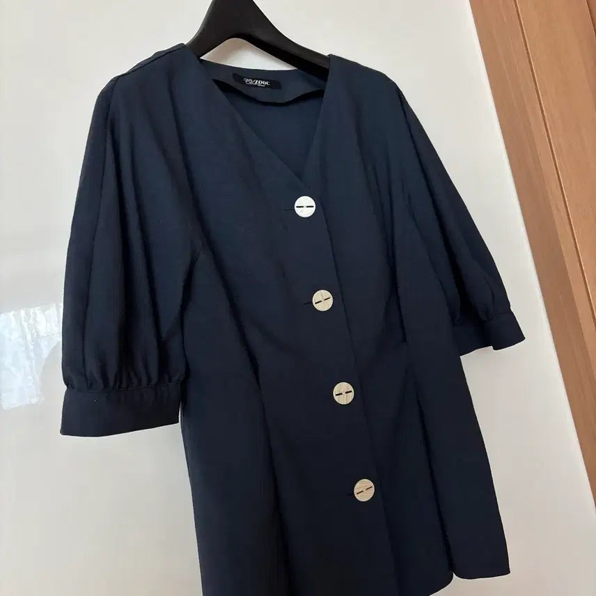 [BUNJANG] Zooc Linen Balloon Sleeve V-Neck Blouse / Zooc 쥬크 주크 린넨 벌룬 퍼프 브이넥 블라우스 셔츠 하객룩 네이비