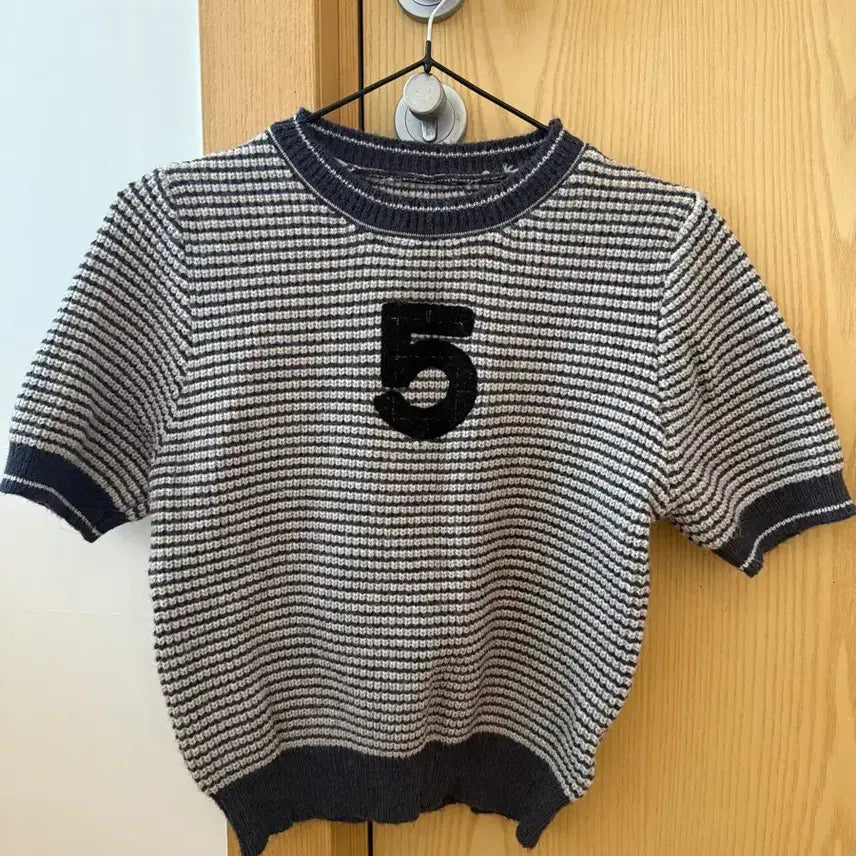 [BUNJANG] Number 5 Embroidered Short-Sleeve Knit Top / 넘버 5 반팔 니트