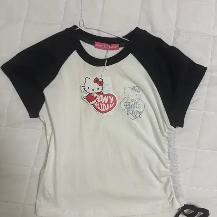 [BUNJANG] Ordinary Holiday Hello Kitty Short-Sleeved T-shirt / 오디너리홀리데이 헬로키티 반팔 티셔츠