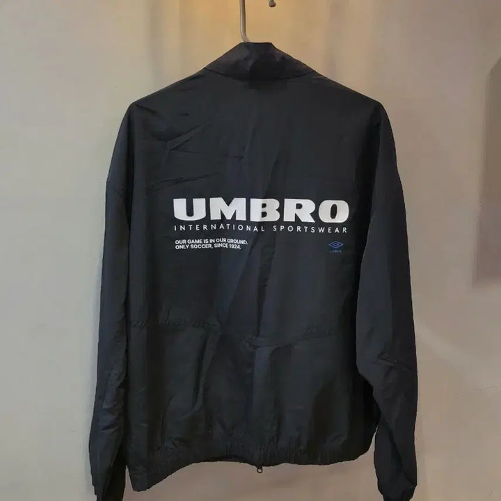 [SOLD OUT] 여성)엄브로 클래식 바람막이점퍼(90)
