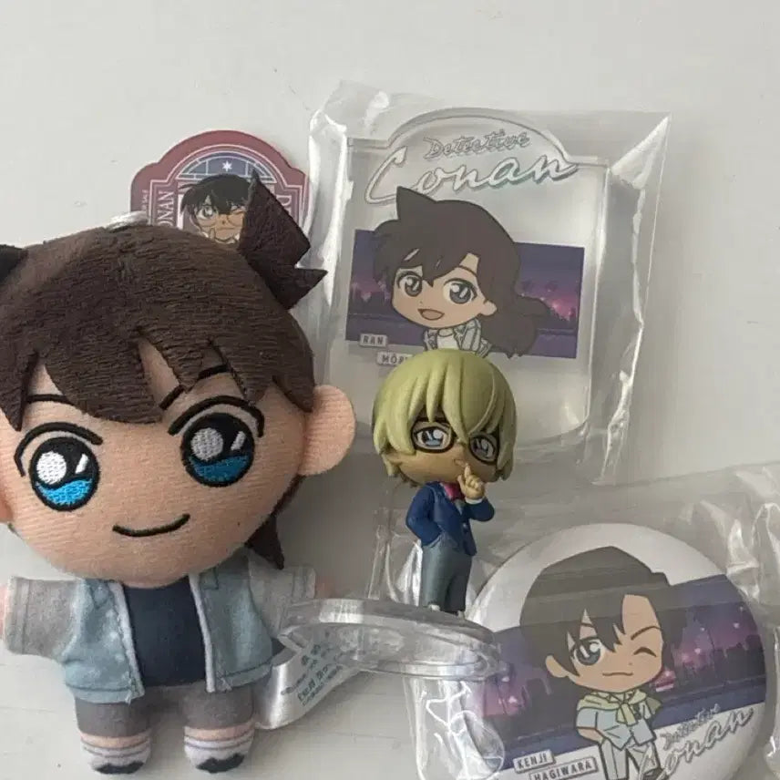 [BUNJANG] Detective Conan Acrylic Stand, Doll, and Badge Bundle Set / 명탐정 코난 굿즈 아크릴 스탠드 인형 뱃지 세트