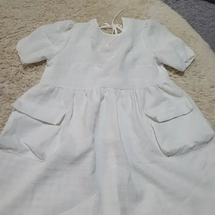 [BUNJANG] Embossed White Dress / 깨끗한 화이트 색상의 엠보싱 원피스예요소녀스러운 디자인으로 특별한 날