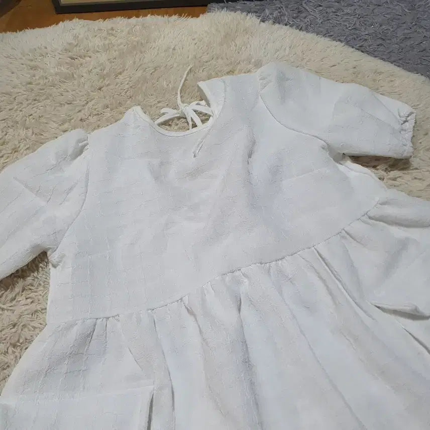 [BUNJANG] Embossed White Dress / 깨끗한 화이트 색상의 엠보싱 원피스예요소녀스러운 디자인으로 특별한 날