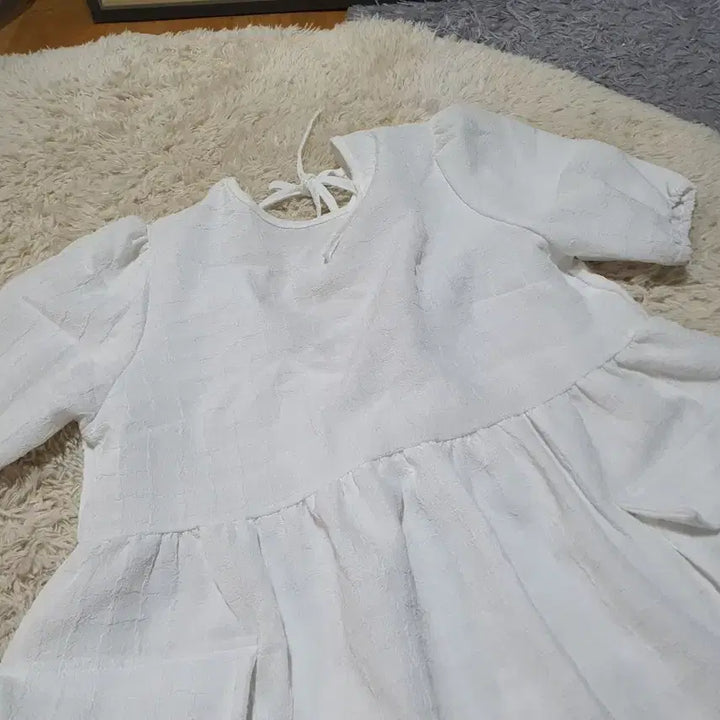 [BUNJANG] Embossed White Dress / 깨끗한 화이트 색상의 엠보싱 원피스예요소녀스러운 디자인으로 특별한 날