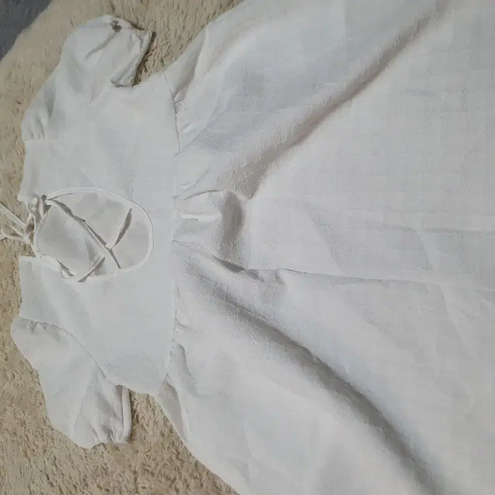 [BUNJANG] Embossed White Dress / 깨끗한 화이트 색상의 엠보싱 원피스예요소녀스러운 디자인으로 특별한 날