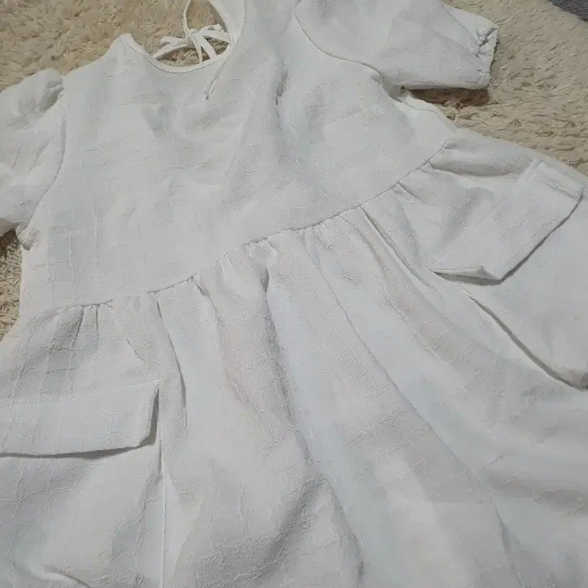 [BUNJANG] Embossed White Dress / 깨끗한 화이트 색상의 엠보싱 원피스예요소녀스러운 디자인으로 특별한 날