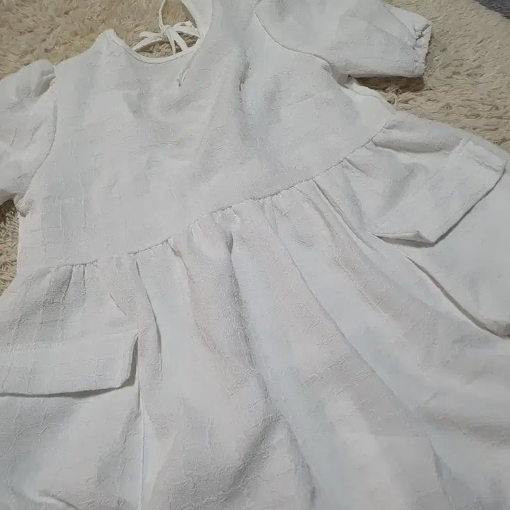 [BUNJANG] Embossed White Dress / 깨끗한 화이트 색상의 엠보싱 원피스예요소녀스러운 디자인으로 특별한 날