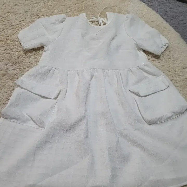 [BUNJANG] Embossed White Dress / 깨끗한 화이트 색상의 엠보싱 원피스예요소녀스러운 디자인으로 특별한 날