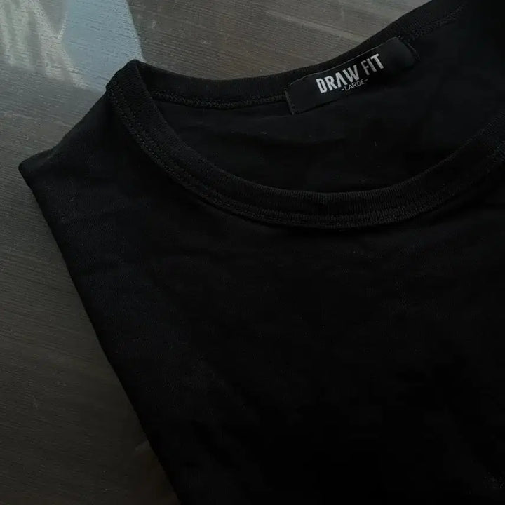 [SOLD OUT] (L) 드로우핏 만재 콜라보 러스티 머슬핏 티셔츠 BLACK 반팔