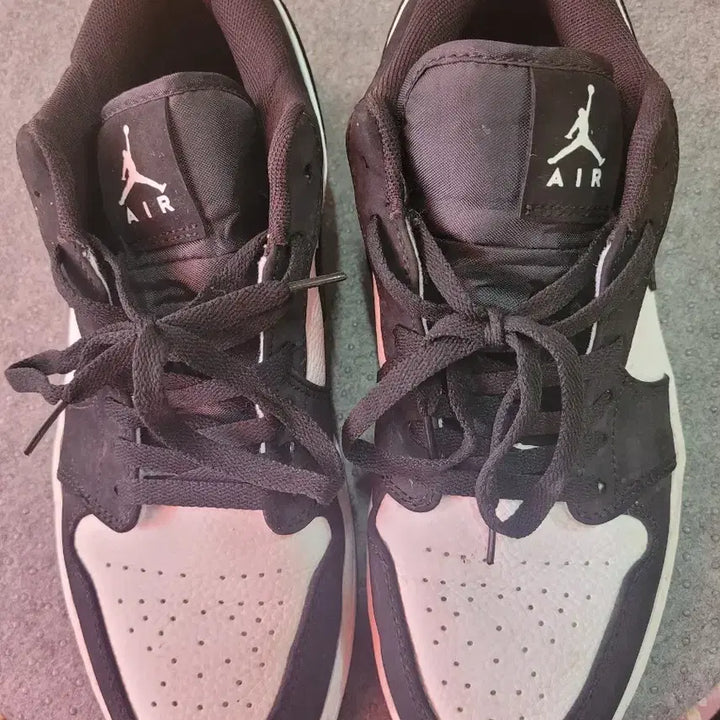 [BUNJANG] Nike Air Jordan 1 Low Black/White Sneakers / 나이키 에어 조던 1 로우 블랙/화이트