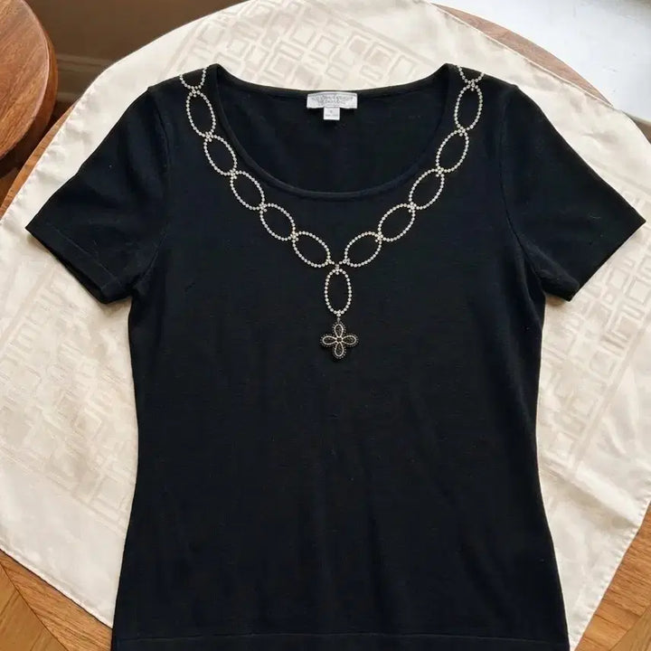 [BUNJANG] ST. JOHN SPORT by Marie Gray Black Short Sleeve Knit Top with Beaded Necklace Detail / [정품] 센 존(ST. JOHN) 비즈 네크리스 디테일 블랙 반팔 니트