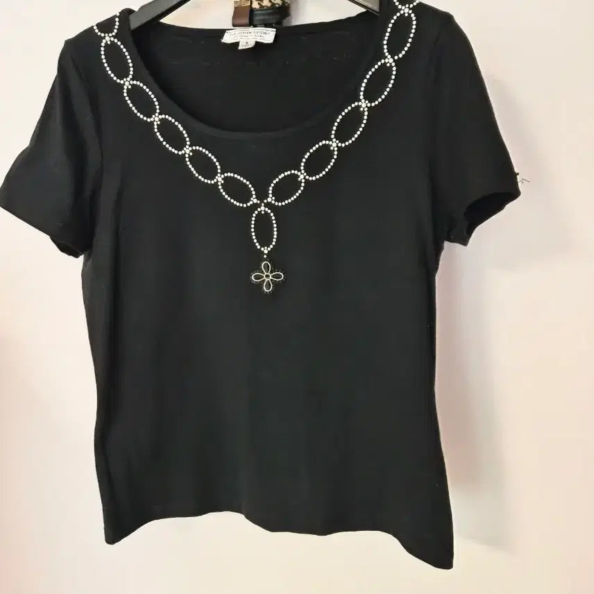 [BUNJANG] ST. JOHN SPORT by Marie Gray Black Short Sleeve Knit Top with Beaded Necklace Detail / [정품] 센 존(ST. JOHN) 비즈 네크리스 디테일 블랙 반팔 니트