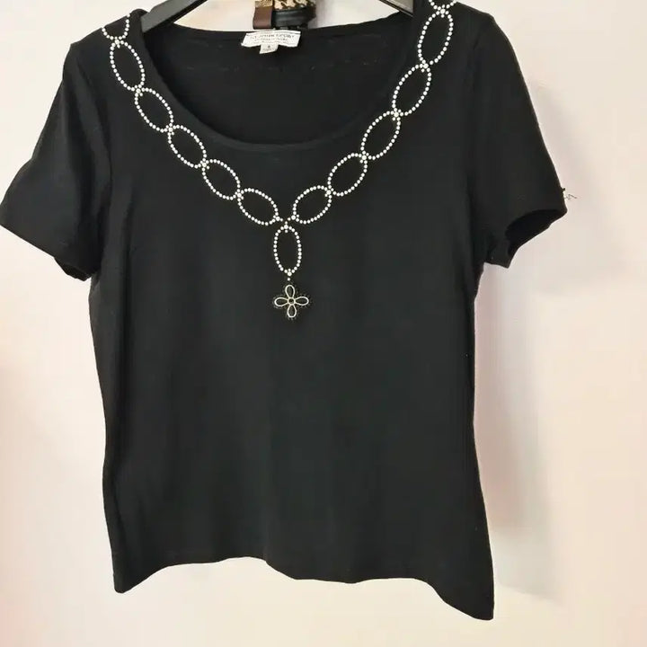 [BUNJANG] ST. JOHN SPORT by Marie Gray Black Short Sleeve Knit Top with Beaded Necklace Detail / [정품] 센 존(ST. JOHN) 비즈 네크리스 디테일 블랙 반팔 니트
