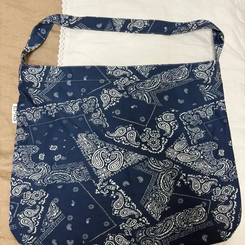 [BUNJANG] Emis Navy Paisley Pattern Shoulder Bag / emis 에미스 네이비 페이즐리 패턴 가방