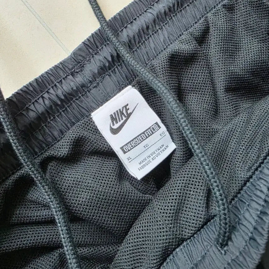 [BUNJANG] Nike Club Oversized Woven Track Pants Black HQ6115-010 / 나이키 클럽 오버사이즈 우븐 트랙 팬츠 블랙 HQ6115-010