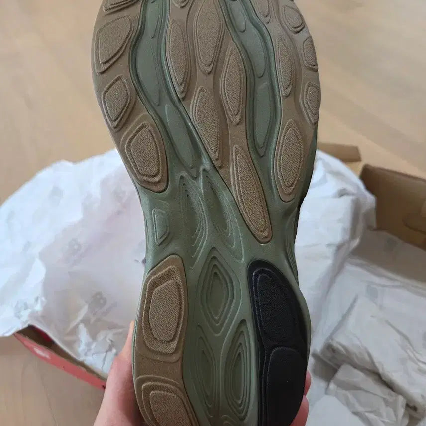 [BUNJANG] New Balance Fresh Foam 1080 v14 Running Shoes / 뉴발란스 프레쉬폼 1080 v14 런닝화 카키 올리브 265미리
