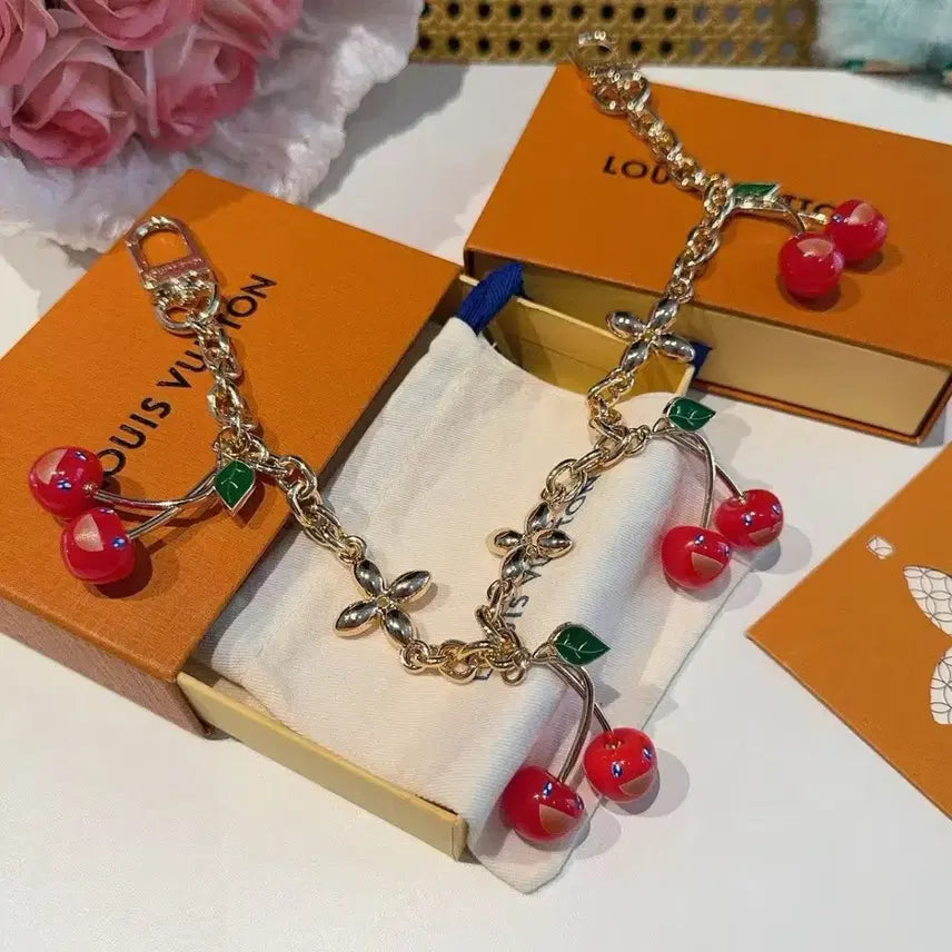 [SOLD OUT] 루이비통 체리 펜던트 키링키홀더 차 키링 가방 액세서리