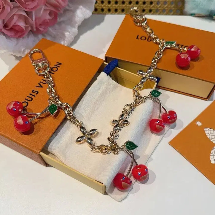 [SOLD OUT] 루이비통 체리 펜던트 키링키홀더 차 키링 가방 액세서리