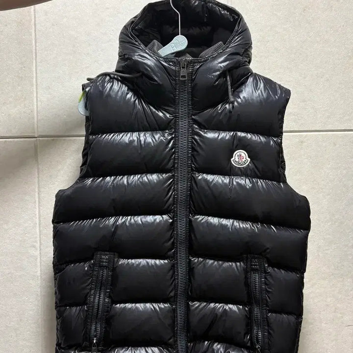 [SOLD OUT] 급처) 정품 몽클레어 블랙 패딩조끼 후드 2사이즈