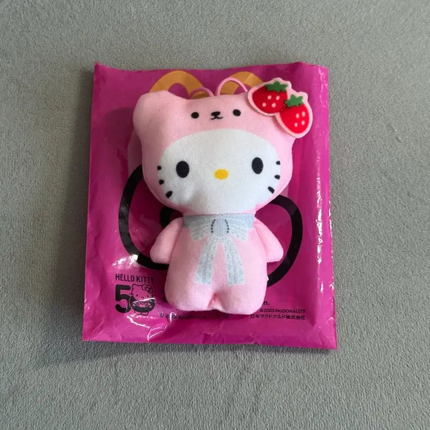 [BUNJANG] Sanrio Hello Kitty 50th Anniversary Strawberry Happy Meal Keychain / 산리오 헬로키티 50주년 해피밀 키링 딸기 판매 양도 합니다
