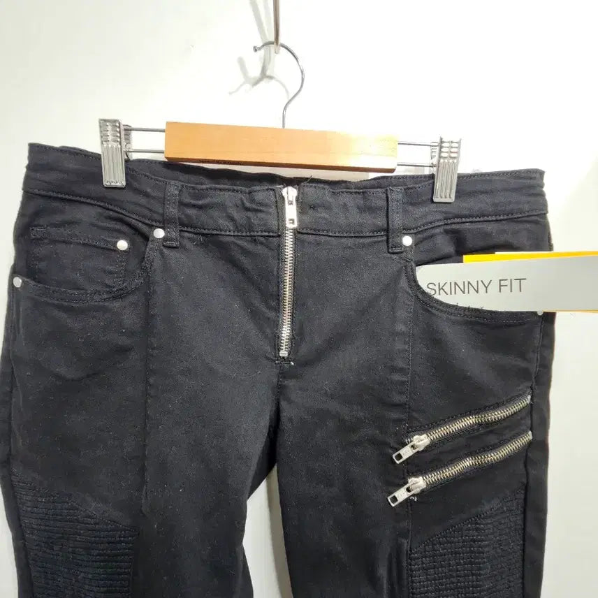 [SOLD OUT] H&amp;M 블랙 스키니핏 바이커 데님 팬츠 [미사용]