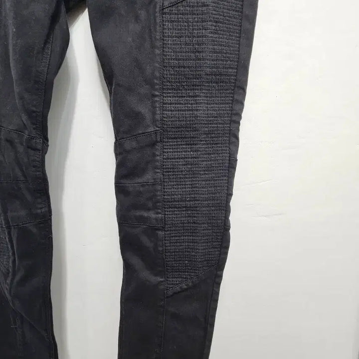 [SOLD OUT] H&amp;M 블랙 스키니핏 바이커 데님 팬츠 [미사용]