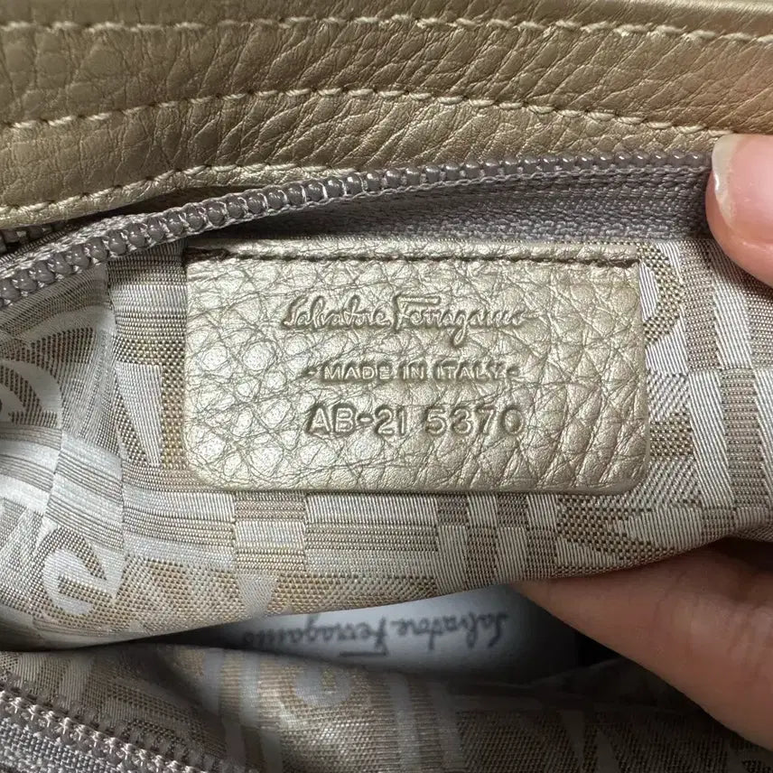 [BUNJANG] Ferragamo Gancini Shoulder Bag / 페라가모 간치니 숄더백