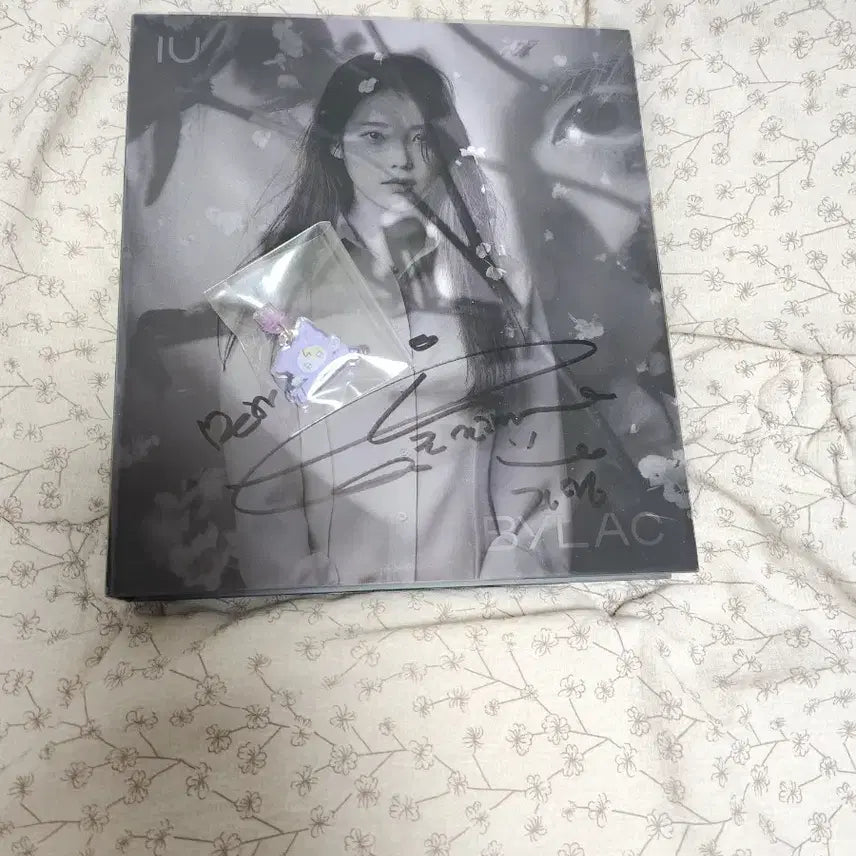 [SOLD OUT] 아이유  바일락 앨범 친필 싸인