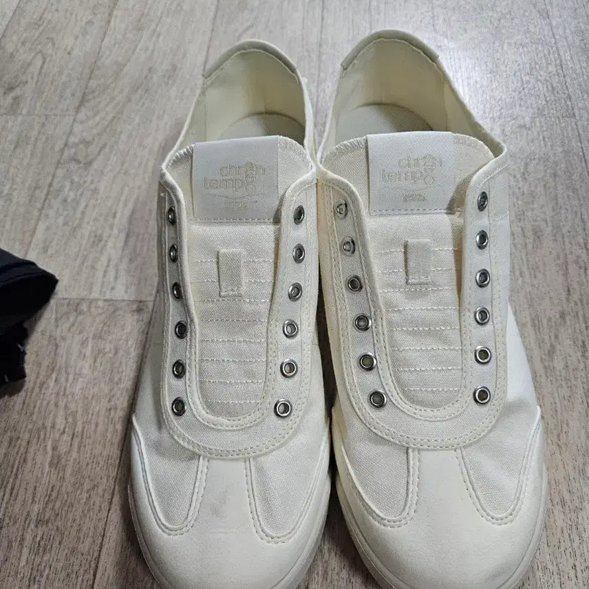 [SOLD OUT] 데상트 신발   아이보리