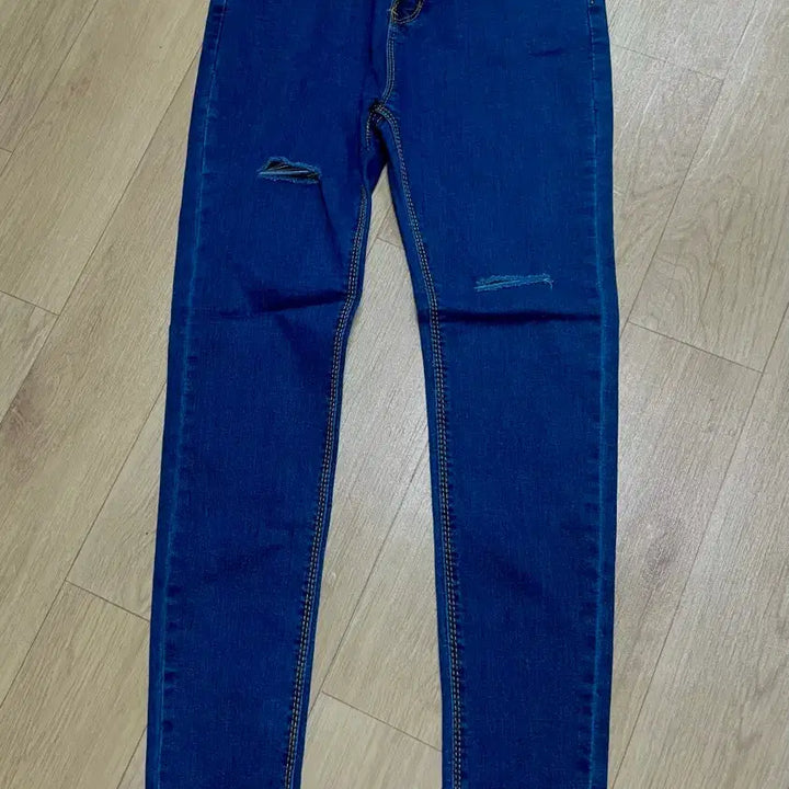 [BUNJANG] Dark Blue Denim Skinny Jeans with Distressed Cutouts / 진청 데미지컷팅 스키니진