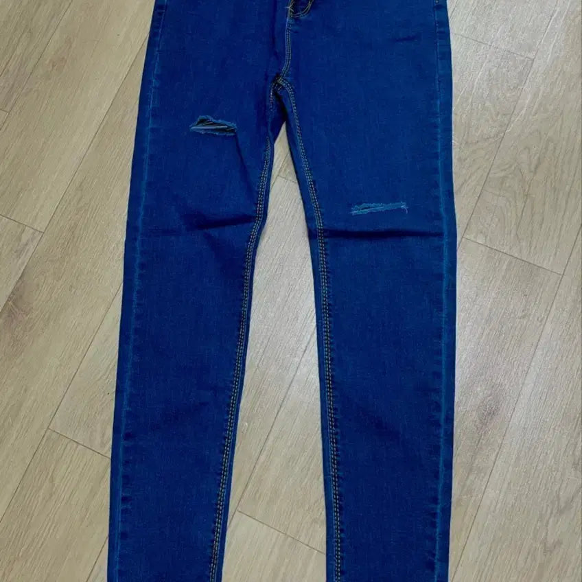 [BUNJANG] Dark Blue Denim Skinny Jeans with Distressed Cutouts / 진청 데미지컷팅 스키니진