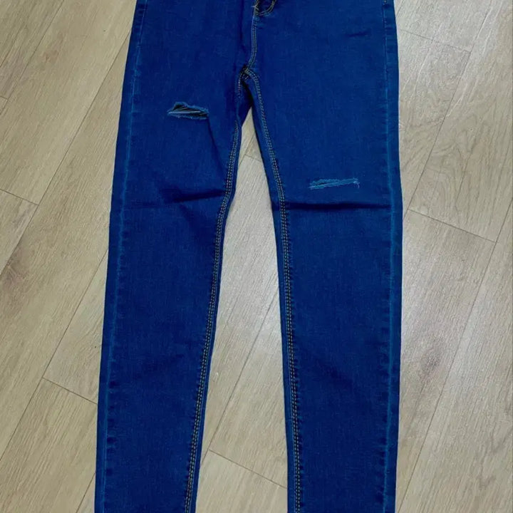 [BUNJANG] Dark Blue Denim Skinny Jeans with Distressed Cutouts / 진청 데미지컷팅 스키니진