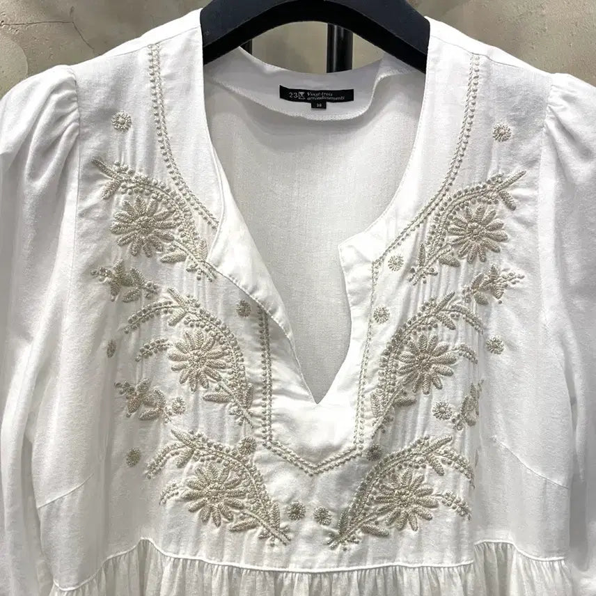 [BUNJANG] Vingt-trois arrondissements Floral Embroidery Blouse / 23 Vingt-trois arrondissements 꽃자수 블라우스