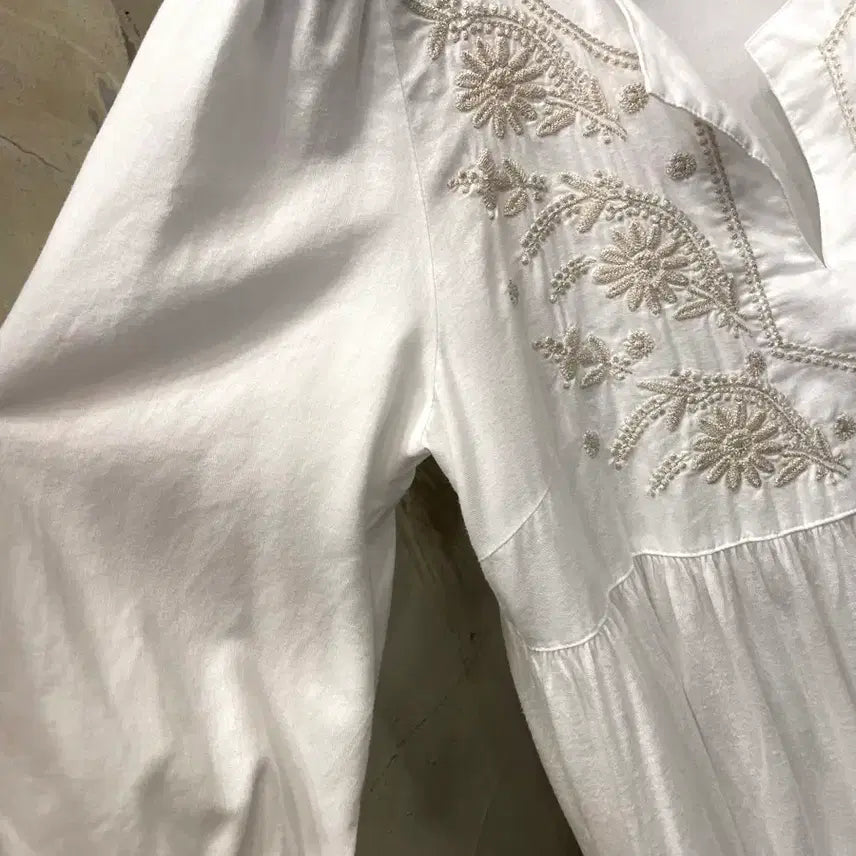 [BUNJANG] Vingt-trois arrondissements Floral Embroidery Blouse / 23 Vingt-trois arrondissements 꽃자수 블라우스