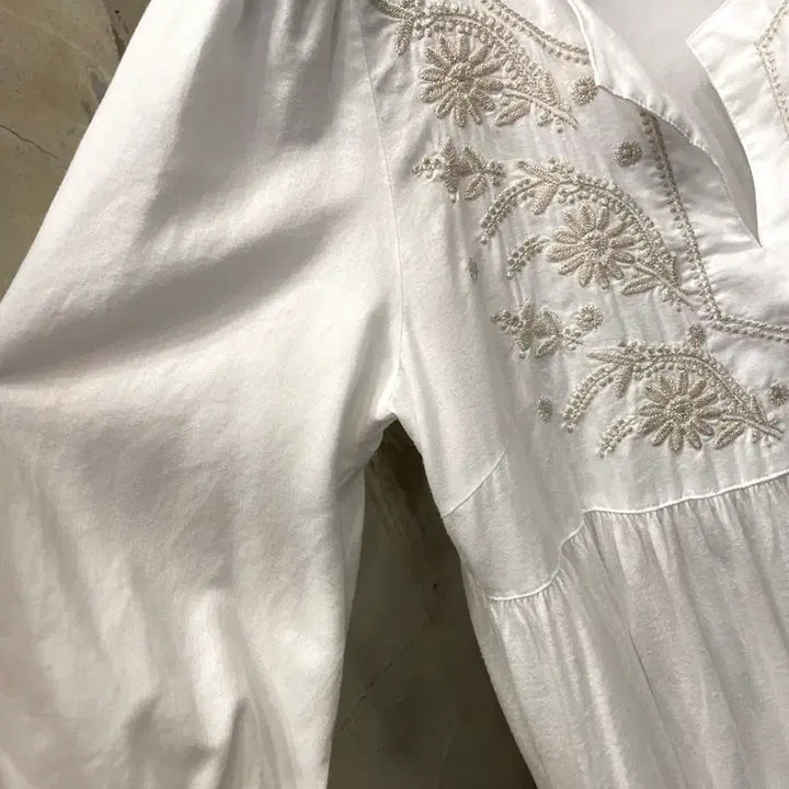 [BUNJANG] Vingt-trois arrondissements Floral Embroidery Blouse / 23 Vingt-trois arrondissements 꽃자수 블라우스