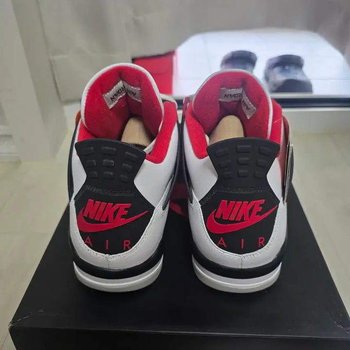 [BUNJANG] Nike Air Jordan 4 Pale Sneakers / 나이키 에어조던4 파레 300사이즈