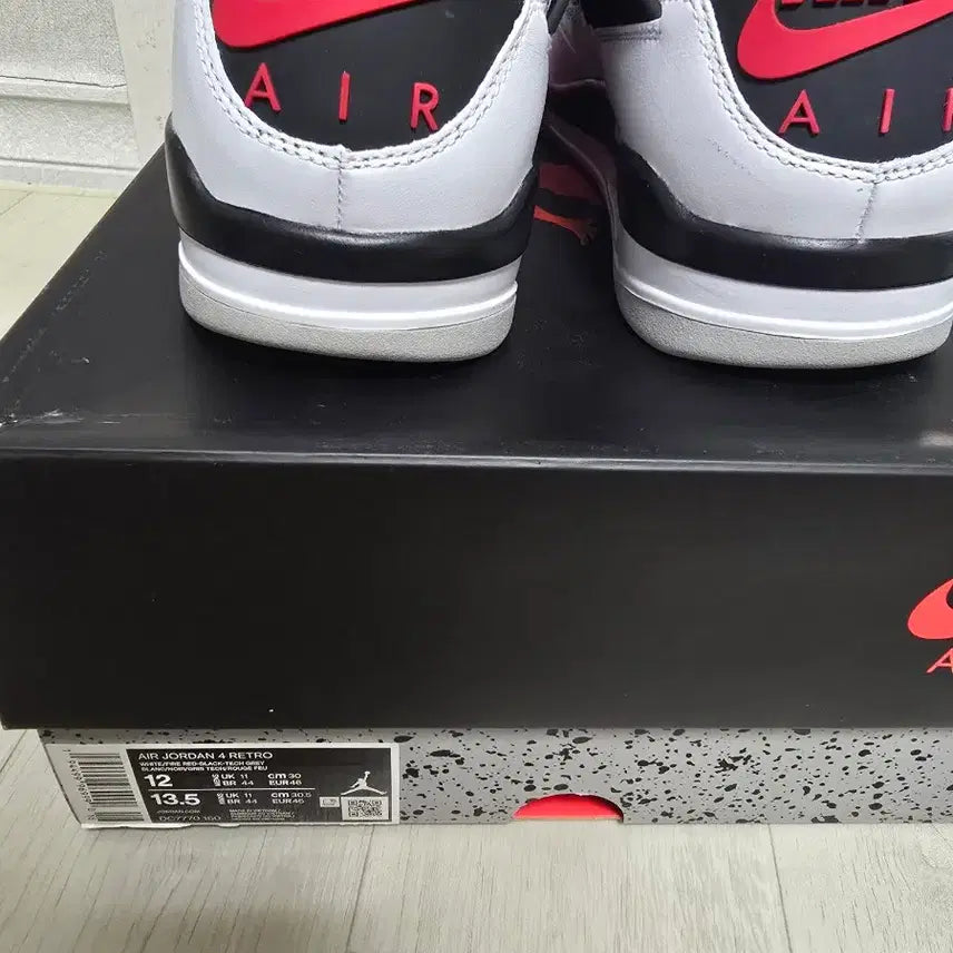 [BUNJANG] Nike Air Jordan 4 Pale Sneakers / 나이키 에어조던4 파레 300사이즈