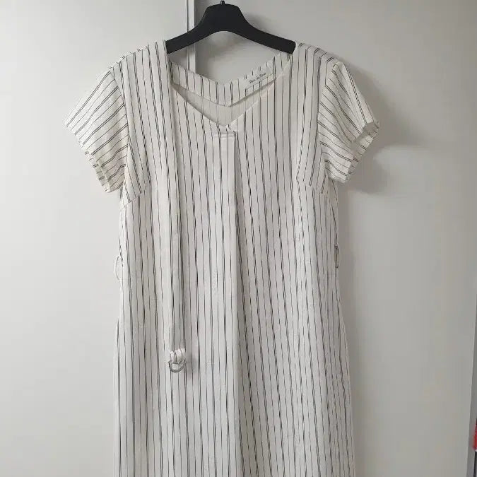 [BUNJANG] White Vertical Stripe V-Neck Daily Dress / 원피스(실착샷)